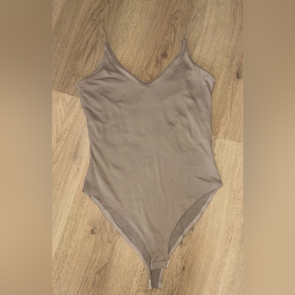 Gaze Women’s Beige Sleeveless V-Neck Bodysuit Size XSmall